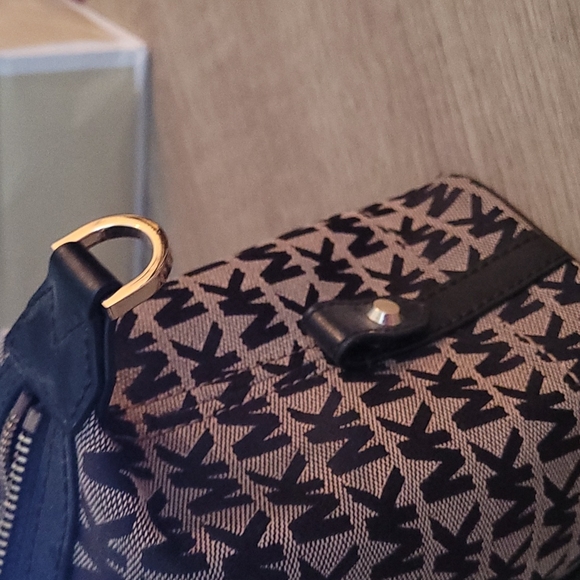 Micheal Kors Monogram Purse for Fall - Picture 8 of 12